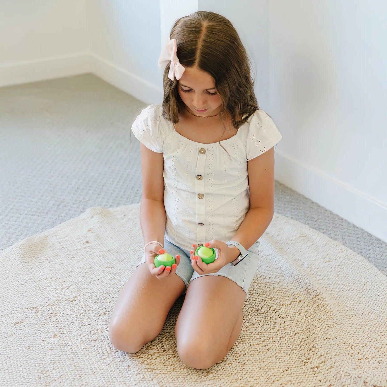 girl rolling fingers on the Mega Rollease™ - Set of 2